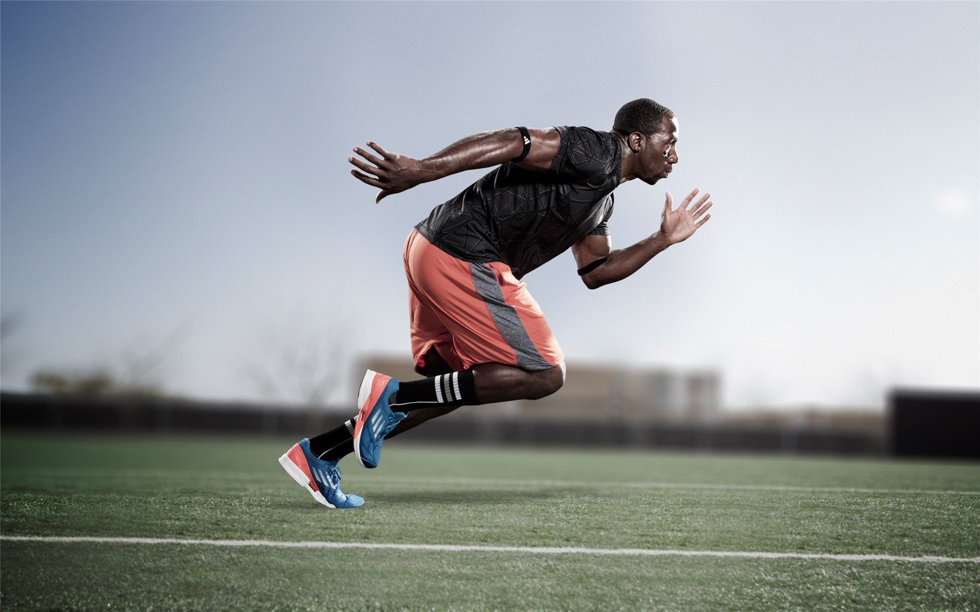 橙色风暴的双线奇迹，阿克在F1街道赛超车与荷兰足球的米兰生死战